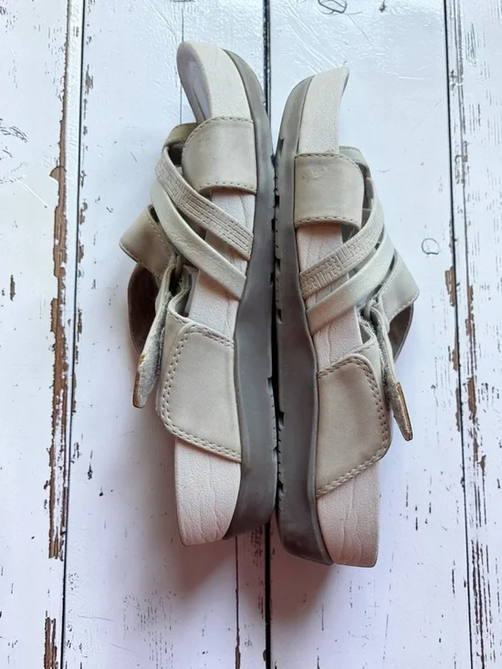 Baretraps Comfort Sandals Beige Strappy Cushioned Footbed Lightweight Slip-On - Picture 3 of 10